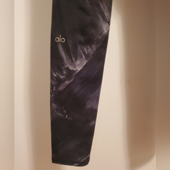 Alo Yoga Paint Stroke / Airbrush full leggings. Black, gray and white. Size S. - Picture 5 of 12